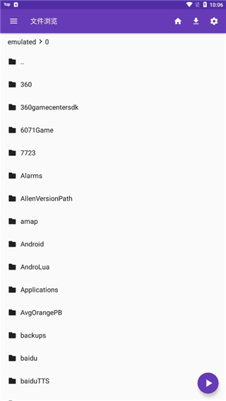 猫咪蜷缩在堆满旧书的复古台灯旁壁纸